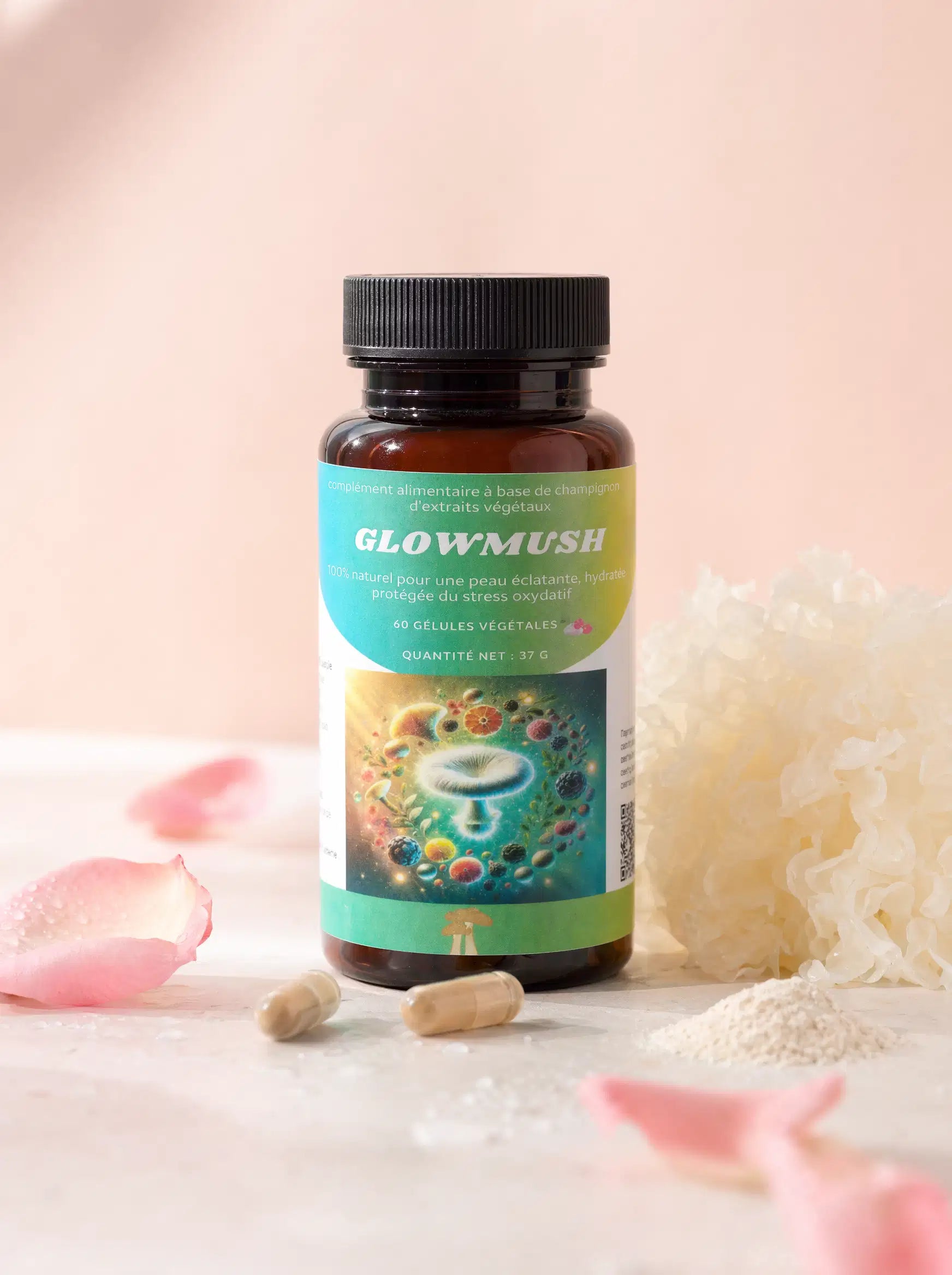 Flacon de GlowMush posé sur un fond rose avec des pétales de rose et de la gelée de champignon Tremella
