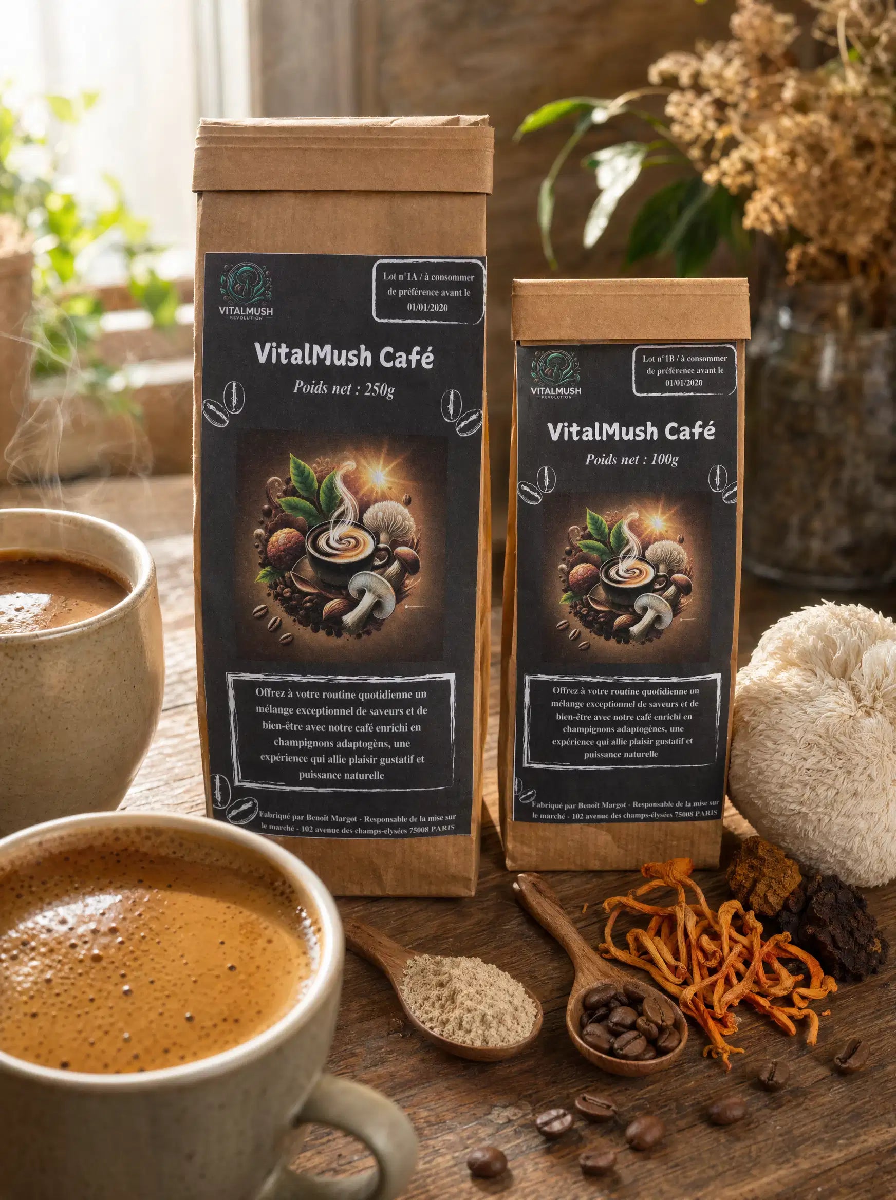Sachets de VitalMush Café (250g et 100g) aux champignons adaptogènes posés à côté d'une tasse de café et de Cordyceps